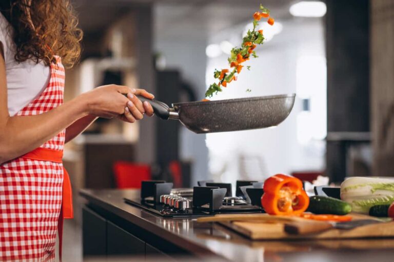 mujer cocinando » Dieta Keto